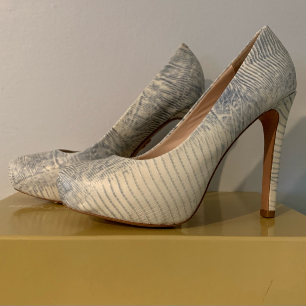 Pour La Victoire Gilliana Platform Heels